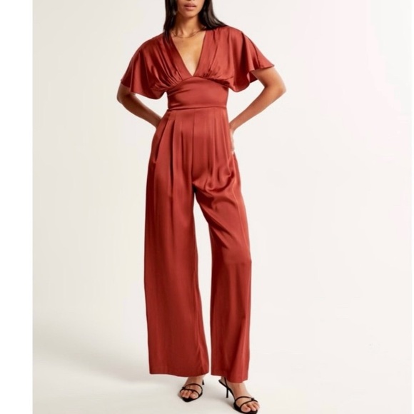 Abercrombie & Fitch Pants - 🍁Abercrombie & Fitch Angel Sleeve Satin
Jumpsuit NEW